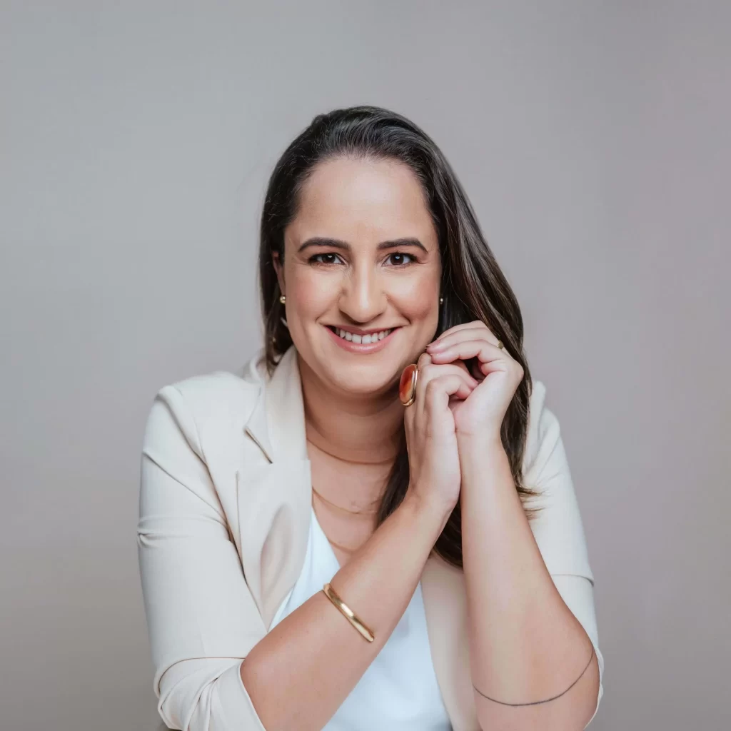 Dra. Ana Flávia Nienov, psicóloga clínica especialista em terapia de casal e ansiedade, realizando atendimento online particular para pacientes.