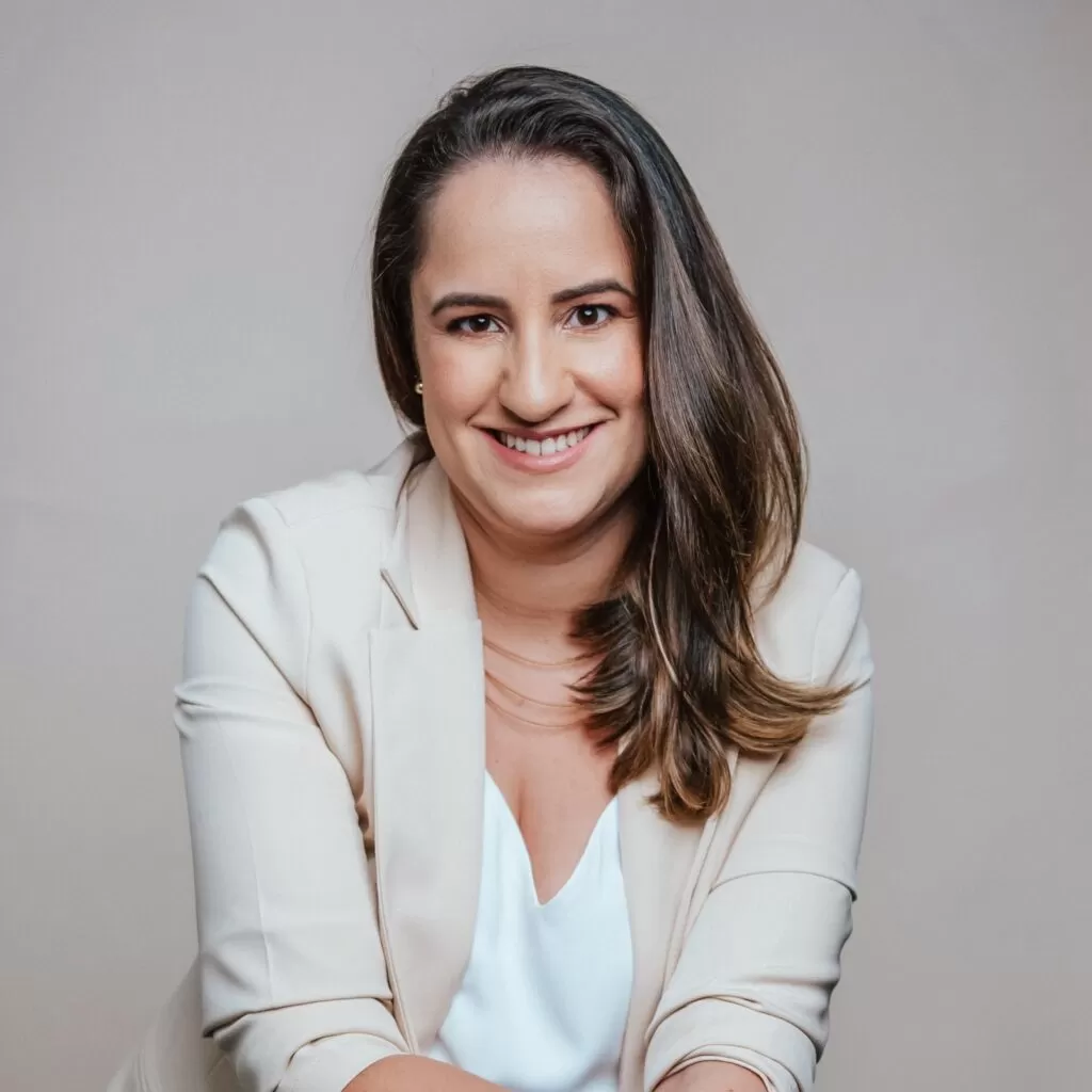 Dra. Ana Flávia Nienov sorrindo, psicóloga clínica especialista a oferecer acolhimento e terapia online para pacientes presencial de Tangará da Serra, Mato Grosso.